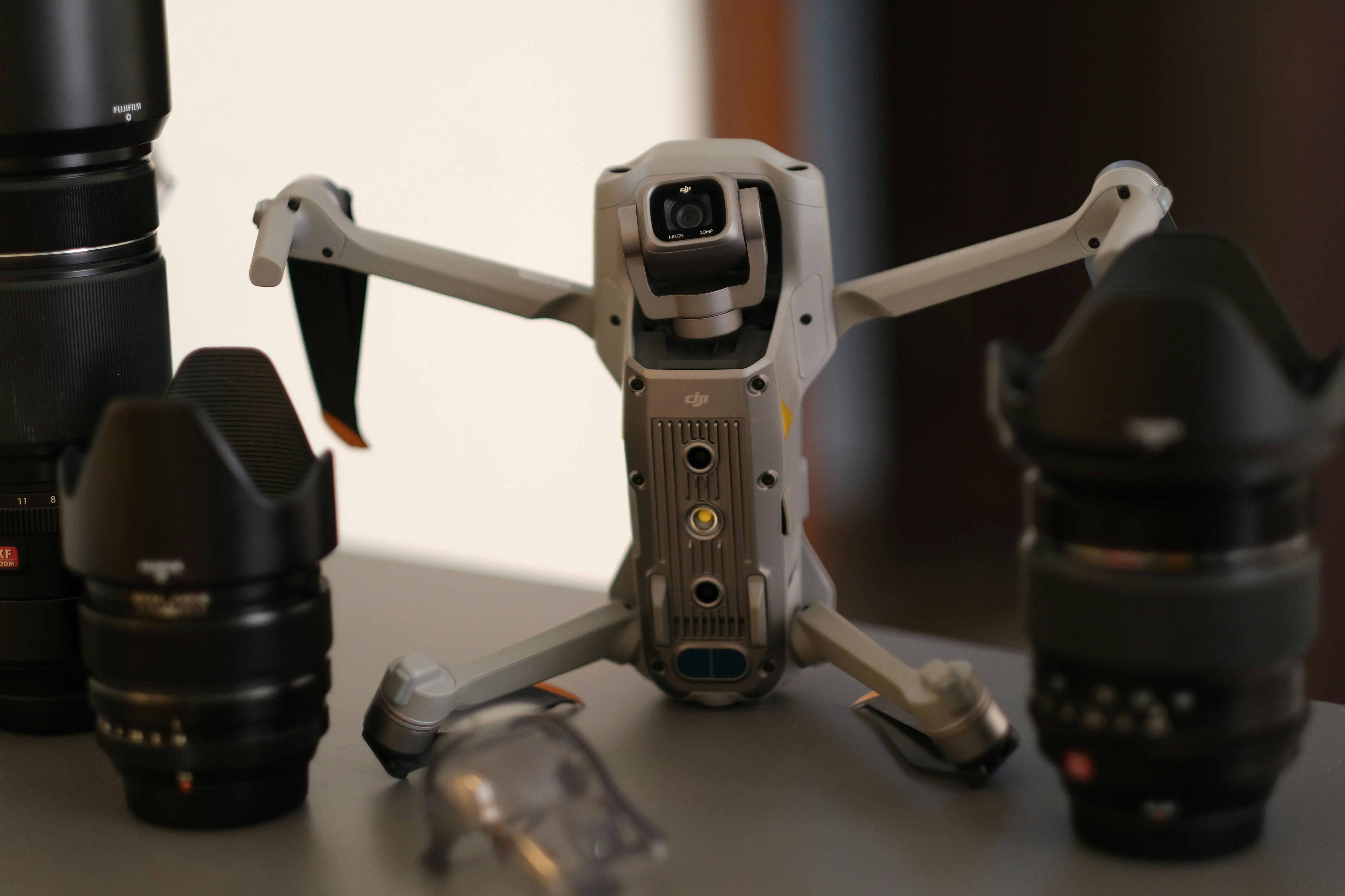 Drohne und Kameraobjektive als Bild für Videografie und professionelle Aufnahmen