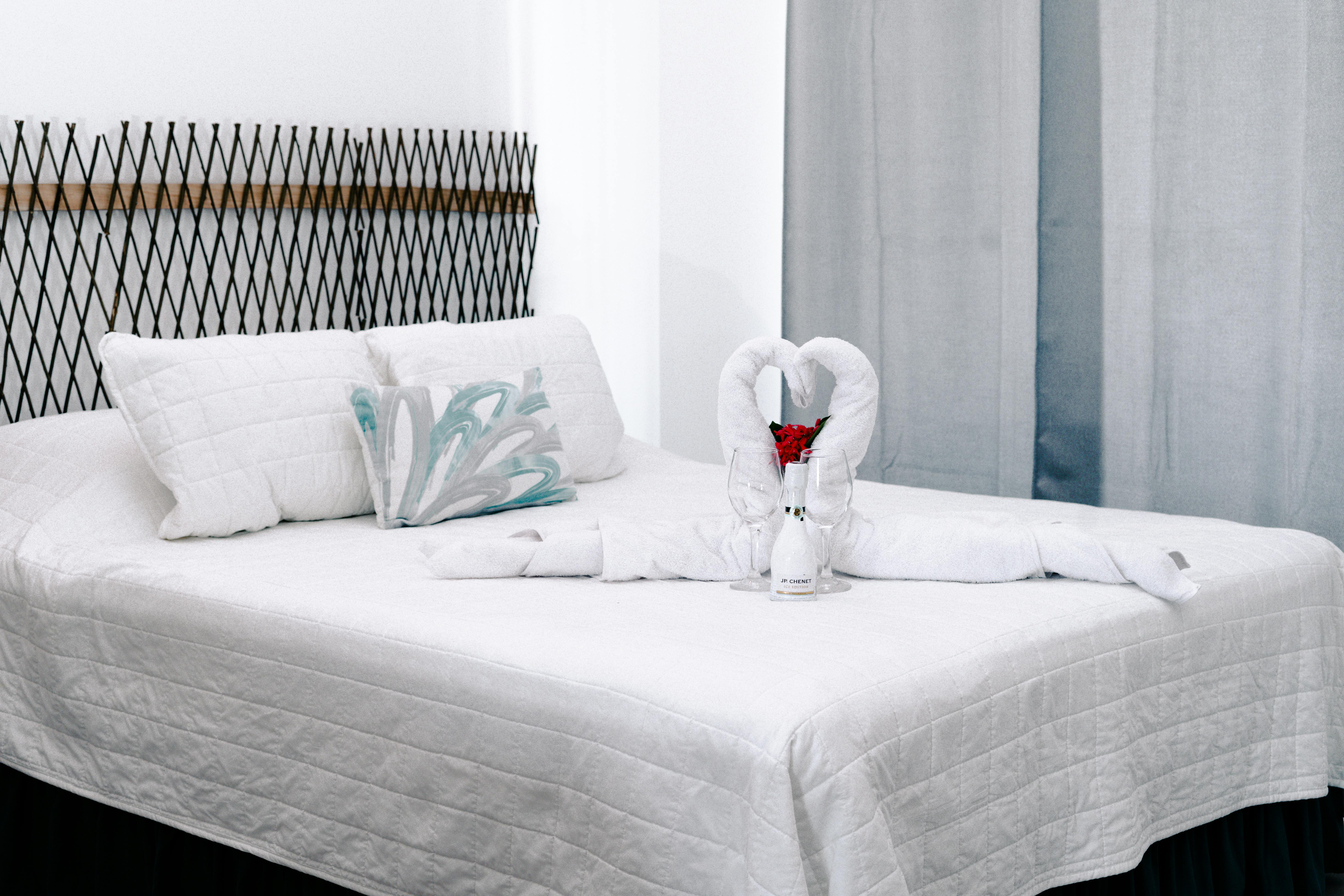 Helles Unterkunftszimmer als Beispiel für starke Bildwirkung, Atmosphäre und Vertrauen
